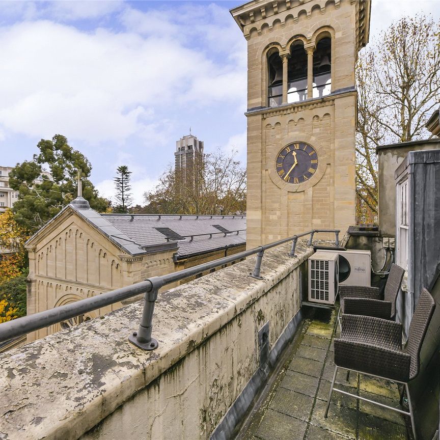 A beautifully presented three-bedroom duplex apartment in Ennismore Gardens - Photo 1