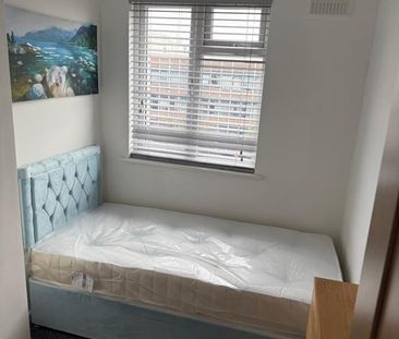 Room in a Shared Flat, Imperial Drive, HA2 - Photo 2