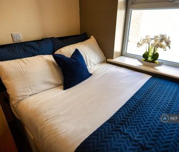 1 bedroom in a flat share to rent - Photo 3
