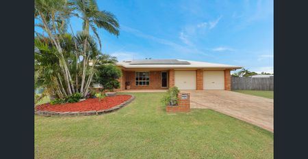 FAMILY HOME WITH POOL IN CONVENIENT NEIGHBOURHOOD - Photo 5