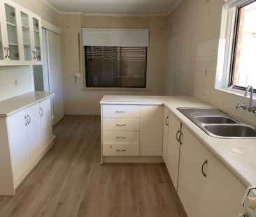 Comfortable Family Home with Generous Yard! - Photo 2