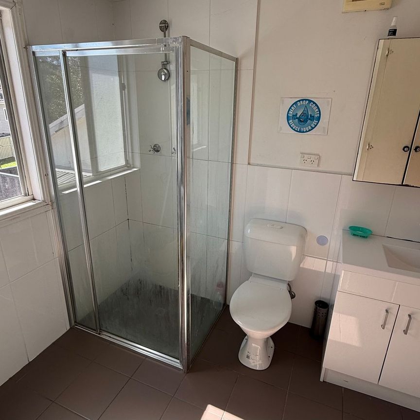 A room in a comfortable shared home, perfect for students or singles - Photo 1