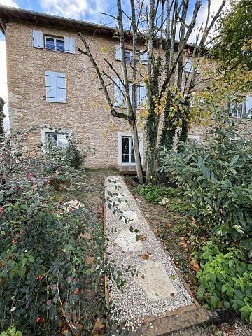 T3 meublé avec jardin dans une bâtisse en pierres dorées - Photo 2