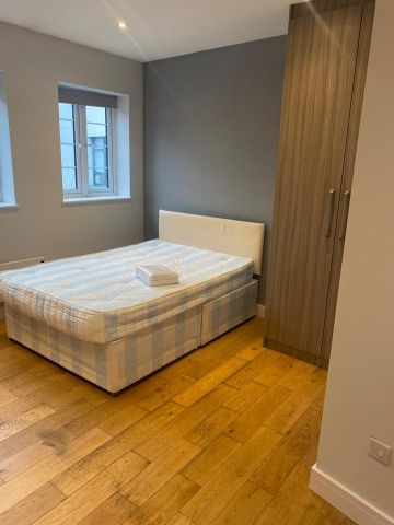 Studio Flat, Down Place, W6 - Photo 2