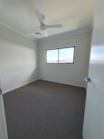 “NEAR NEW STYLISH TOWNHOUSE IN CENTRAL OF STAFFORD” - Photo 5