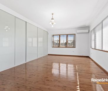 Spacious home - 6 month lease only - Photo 2