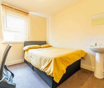 Room 11, First Floor Flat, Park farm House, 103 Haxby Road - Photo 3