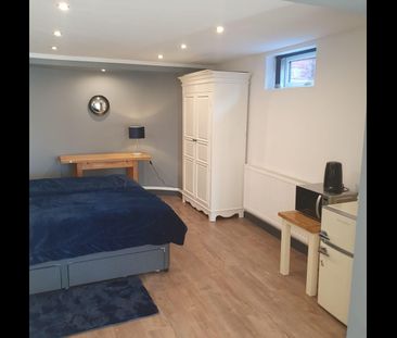 Room in a Shared House, Prestwich, M25 - Photo 6