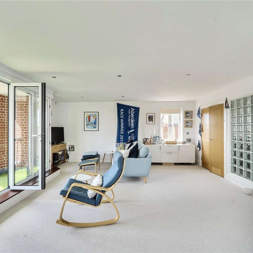 A beautifully appointed town house in the heart of the highly sought-after village of Hamble. - Photo 1