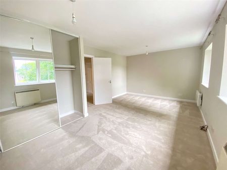 A contemporary apartment forming part of a modern development set in vibrant Crawley. - Photo 2