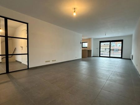 Prachtig, volledig gerenoveerd duplex appartement met 3 slaapkamers - Photo 4