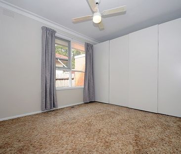 Stylish 3-Bedroom Unit in the Heart of Glen Waverley - Photo 2