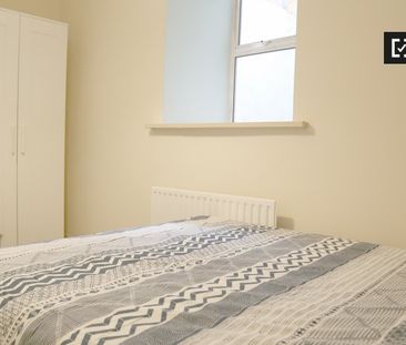 Charming room to rent in 9-bedroom house in Stoneybatter - Photo 4