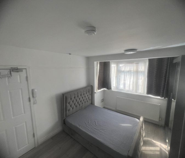 1 bedroom in a house share to rent - Photo 2