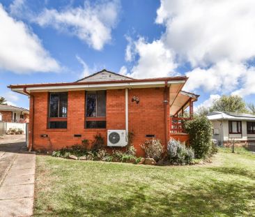 Three Bedrooms Home with Double Garage - Photo 2