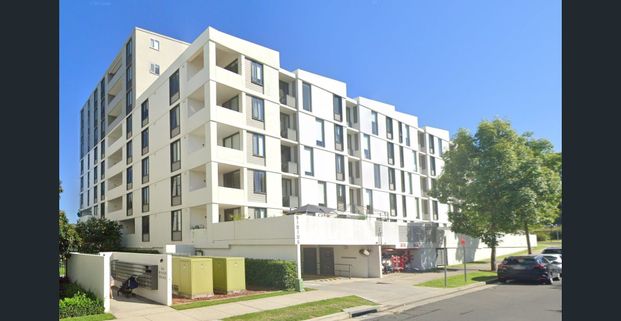 STYLISH APARTMENT IN A SUPERB LOCATION MONENTS TO RIVERSIDE ! ! ! - Photo 1