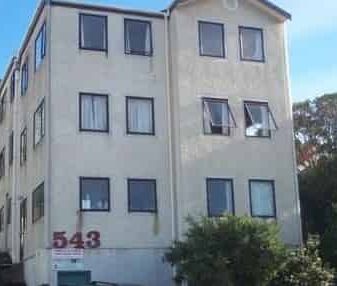 Sunny 6 bedroom flat in prime location - Photo 3