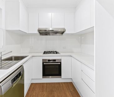 Oversized apartment in sought after location - Photo 4