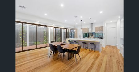 Luxury Living on the Park - Private Lift Access to Each Floor of Property. - Photo 4