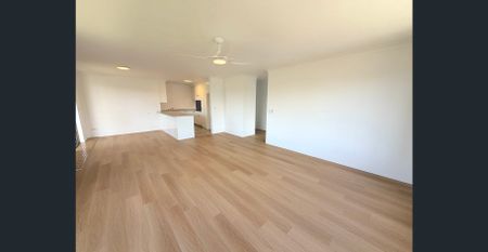 Renovated Top Floor Unit – Walk to Broadwater - Photo 4