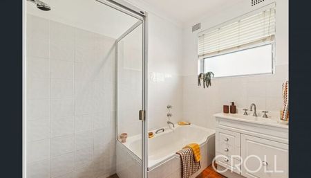 Oversized Three Bedroom Apartment With Harbour Views - Photo 4