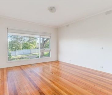 Stylish Family Living in a Premium Doncaster Location - Photo 2