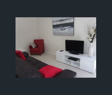 3 BEDROOM FULLY FURNISHED TOWNHOUSE IN GREAT LOCATION!! - Photo 1