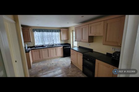 3 bedroom detached house to rent - Photo 5