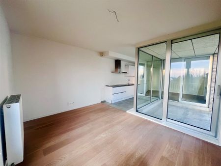 Ruim appartement met twee slaapkamers, terras en autostaanplaats - Foto 4