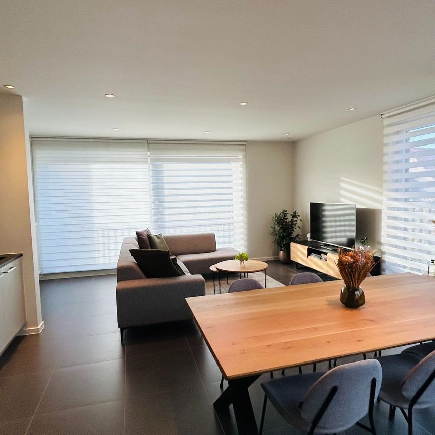 Prachtig en centraal gelegen appartement met 1 slaapkamer, terras en autostaanplaats - Foto 1