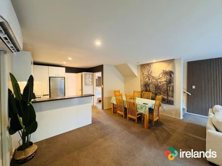 Spacious Four- Bedroom Townhouse, Complete with Furnishings and Convenient Parking! - Photo 4