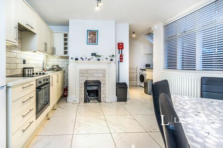 2 bedroom house to rent High Street, Brasted, Westerham, Kent, TN16 - Photo 4