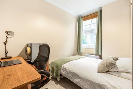 Gorgeous two bedroom apartment with a private garden. - Photo 3