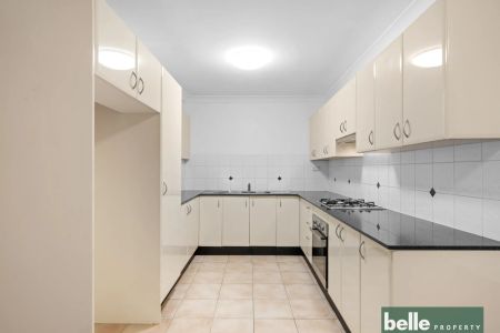 Spacious Two Bedroom Apartment bathed in natural sunlight - Photo 5