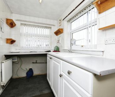 2 bedroom end of terrace house to rent - Photo 4