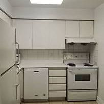 Yonge/Empress Beautiful Split 2Bdrm Separate Dining Area 1Locker - Photo 2