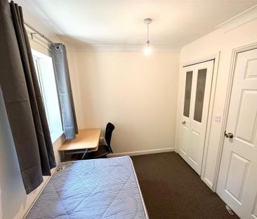 4 bedroom end of terrace house to rent - Photo 5
