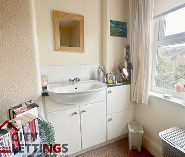 4 Bedroom Mid Terraced House - Photo 6