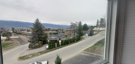 Summerland Gem: Large Upper Floor 3 bed, 2 bath - Photo 3