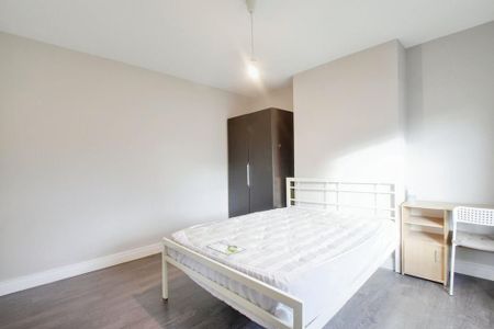 4 bedroom semi-detached house to rent - Photo 3