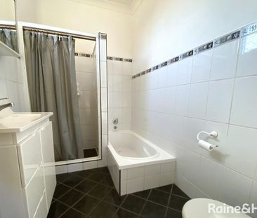Charming 2-Bedroom Flat in Prime Location - Photo 4