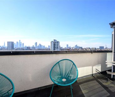 Exceptionally bright two bedroom sub-penthouse apartment. - Photo 5