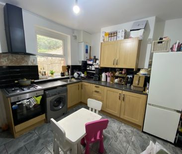 £1,300 PCM, Three Bedroom House with Enclosed Garden in Tynant Stre... - Photo 3