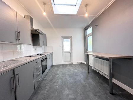 3 bed semi-detached house to rent in Hawes Terrace, Burnley, BB10 - Photo 4