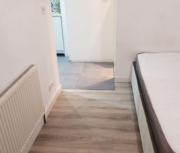 Studio Flat, Kennedy Path, W7 - Photo 1