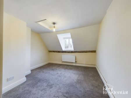 3 bed flat to rent in The Precinct, Rochester, ME1 - Photo 2