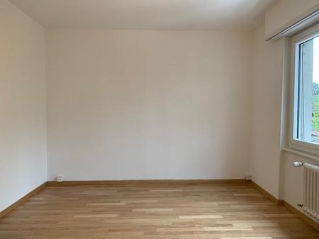 Appartement de 2.5 pièces au 1er étage avec ascenseur et à deux pas du centre commercial MCentral. - Photo 3