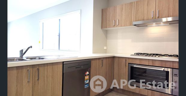 Spacious 4-Bedroom Family Home in Prime Central Location with Modern Comforts - Photo 1