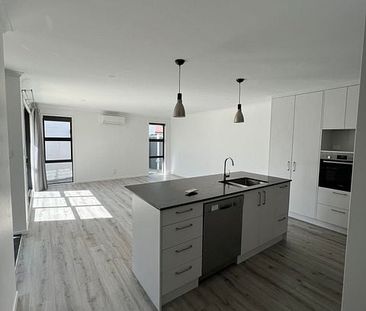 Near new family home - Available Soon! - Photo 2