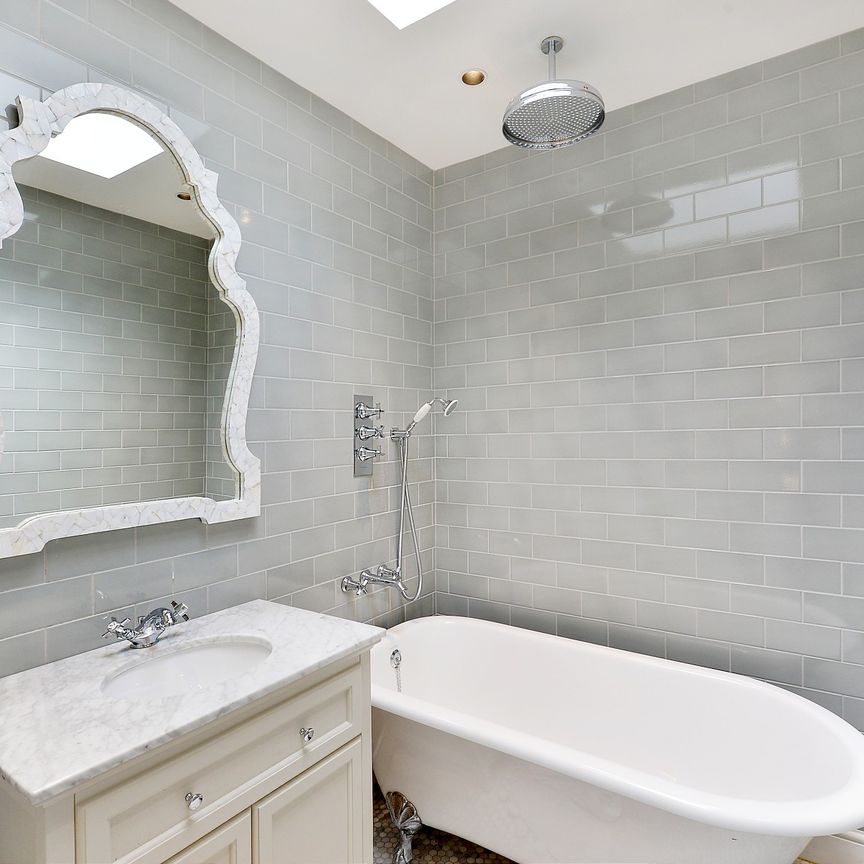 Palace Gardens Terrace, Kensington and Chelsea, London, W8 - Photo 1